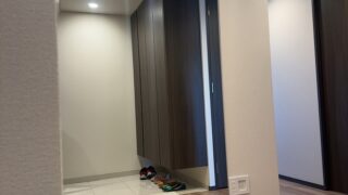 玄関ホールへの姿見用鏡取り付け