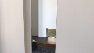 玄関ホールへの姿見用鏡取り付け